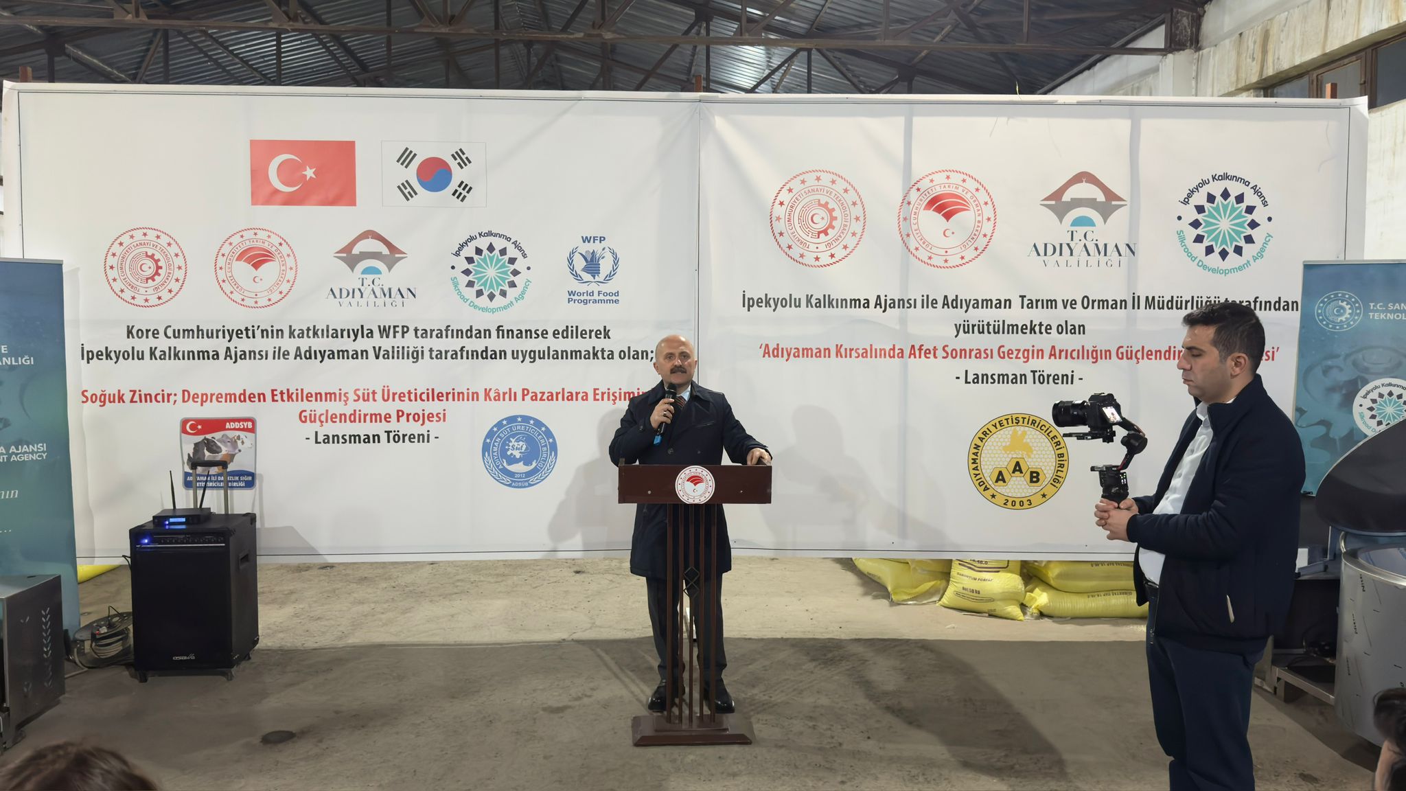 ADIYAMAN VALİSİ SAYIN OSMAN VAROL, ADIYAMAN VALİLİĞİ 'NİNDE KATKIDA BULUNDUĞU HİBE KAPSAMINDA DAĞITILAN SÜT SOĞUTMA TANKLARININ DAĞITIM TÖRENİNDE  ÜRETİCİLERİN YANINDA YER ALDI.